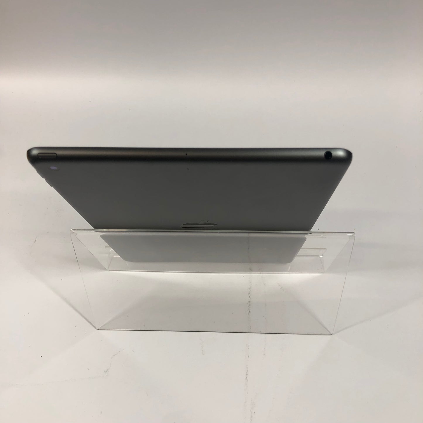 WiFi Only Apple iPad 9th Gen 64GB 17.4.1 Space Gray MK2K3LL/A