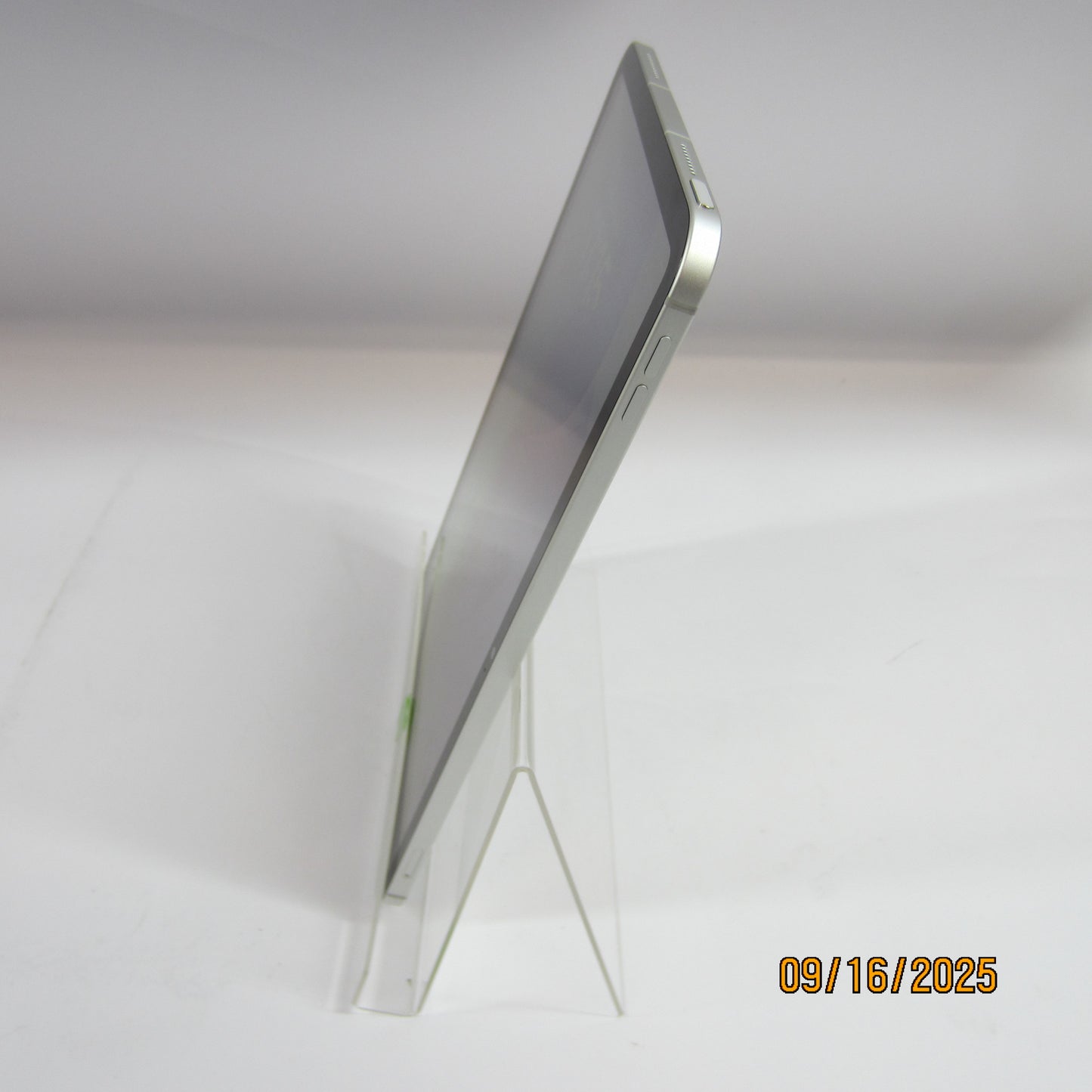 WiFi Only Apple iPad 10th Gen 64GB 18.6.2 Silver MQ6J3LL/A