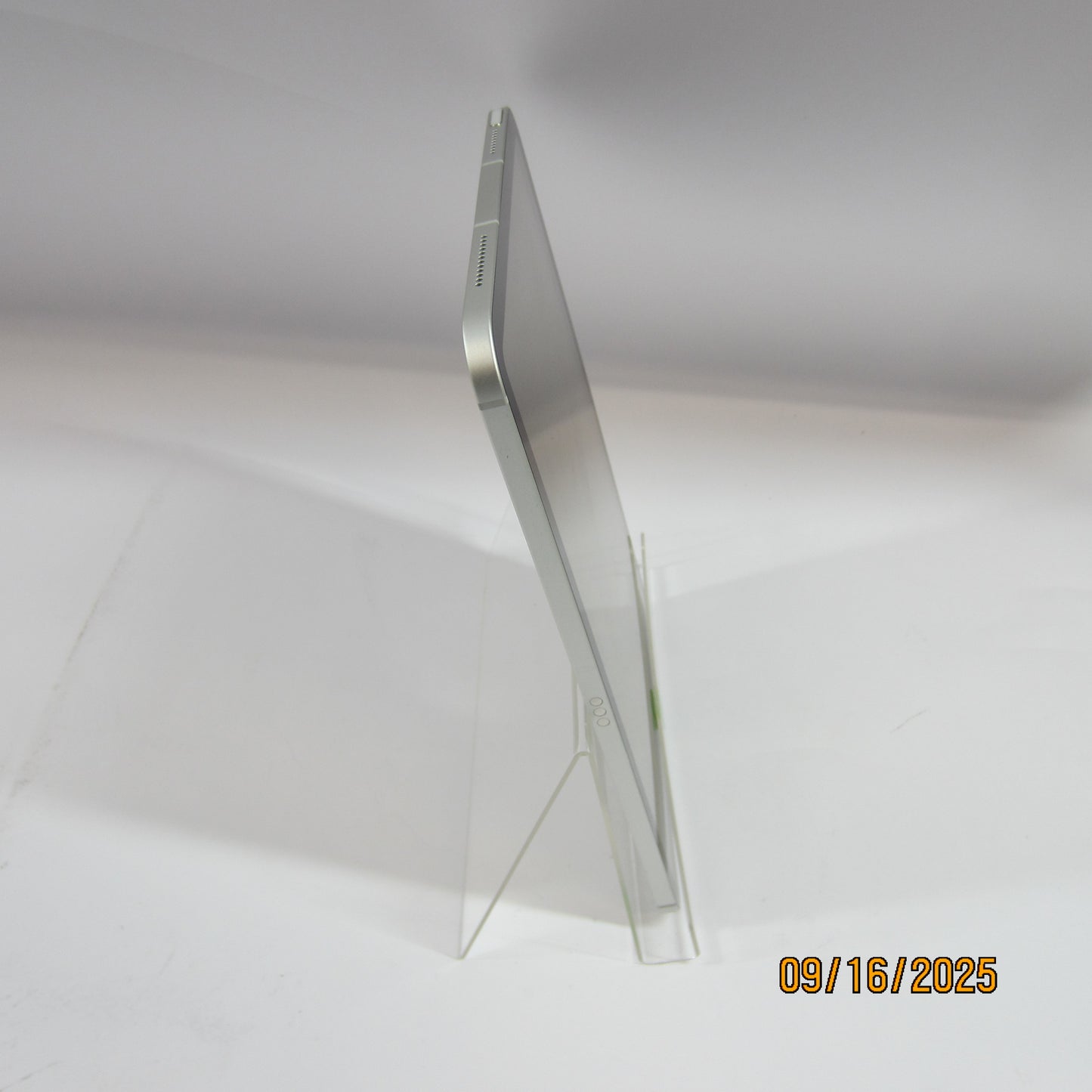 WiFi Only Apple iPad 10th Gen 64GB 18.6.2 Silver MQ6J3LL/A