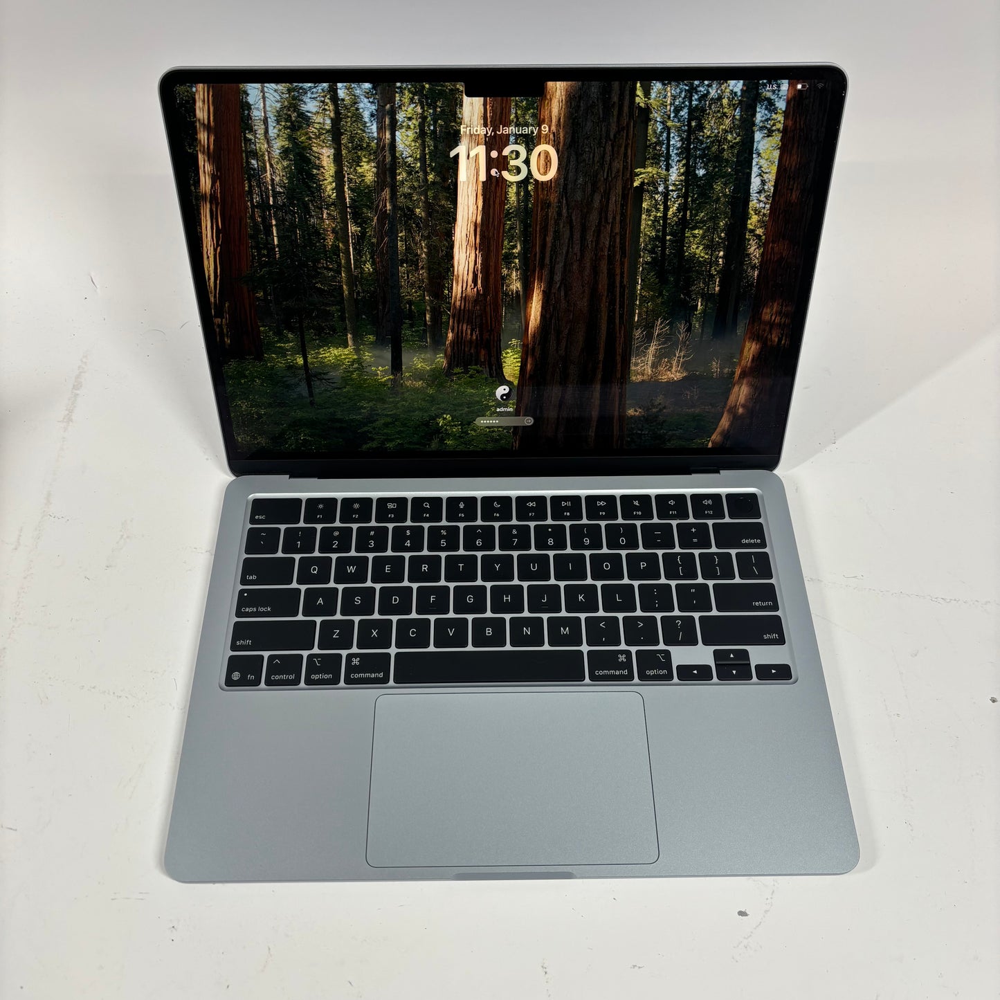 2025 Apple MacBook Air 13.6" M4 8 Core 4.5GHz 16GB RAM 256GB SSD MC6T4LL/A