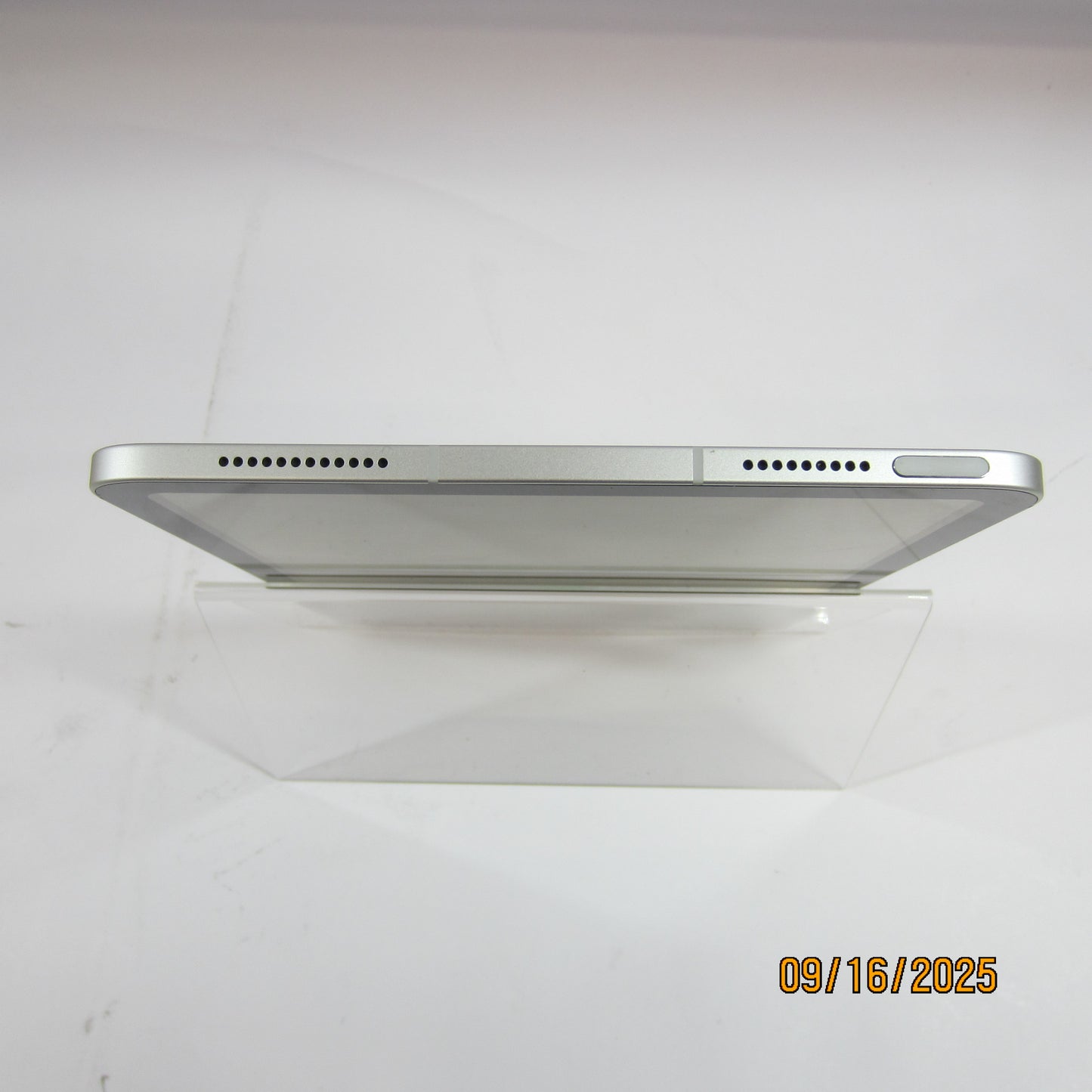 WiFi Only Apple iPad 10th Gen 64GB 18.6.2 Silver MQ6J3LL/A