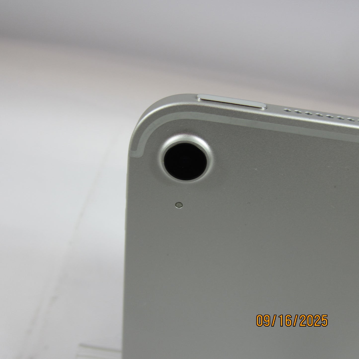 WiFi Only Apple iPad 10th Gen 64GB 18.6.2 Silver MQ6J3LL/A