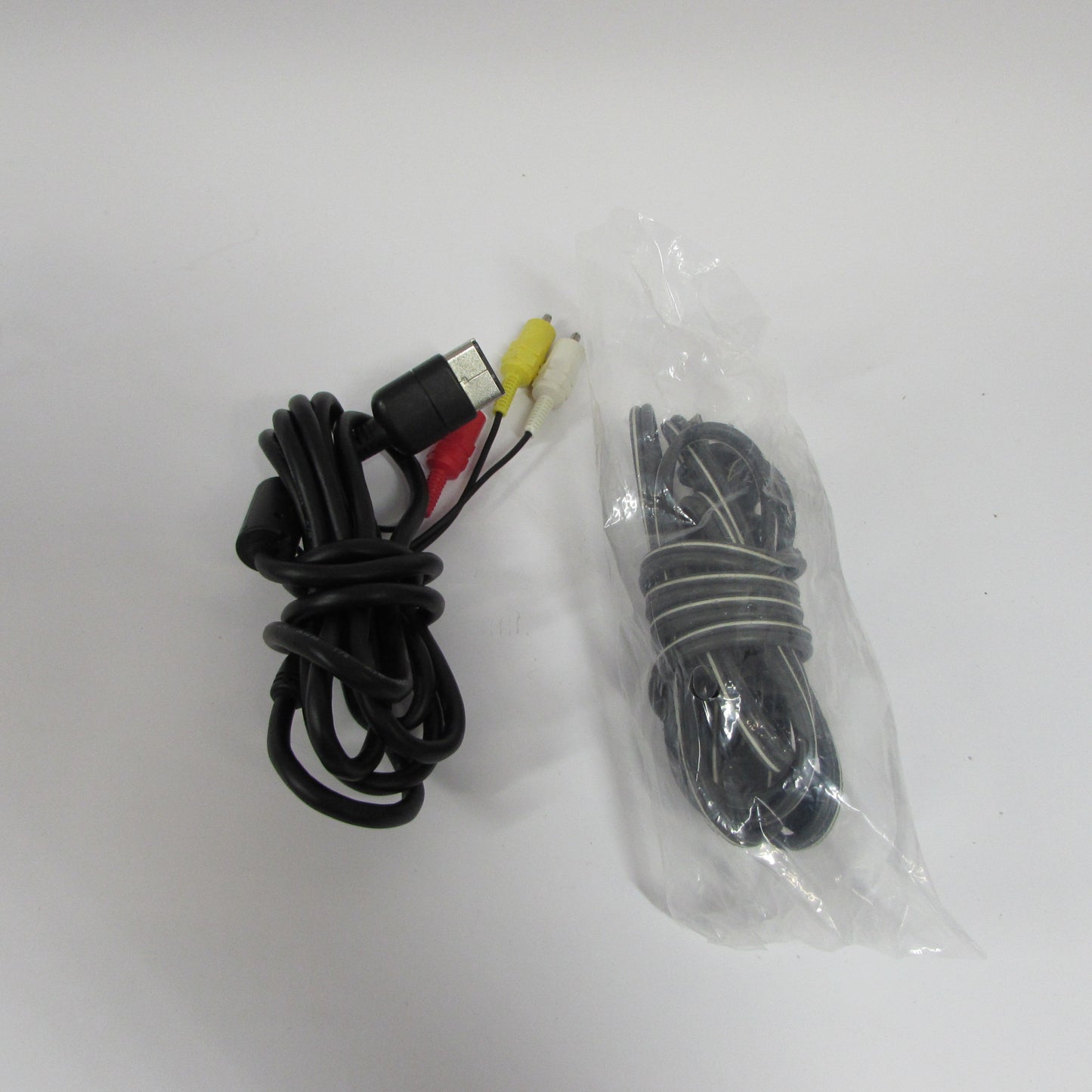 Sega Dreamcast Video Game Console White MK-5000 With 2 Controllers